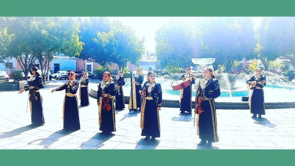 Un paseo azul con Mariachi por el Parque del Carmen