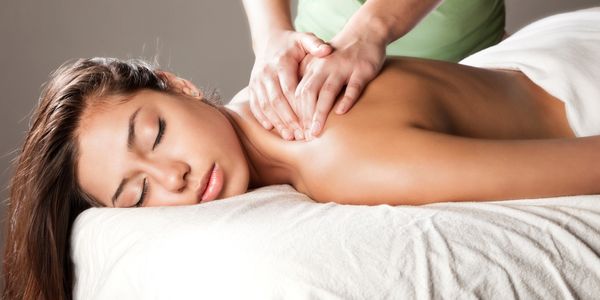 women receiving a deep tissue massage for her back pain 
