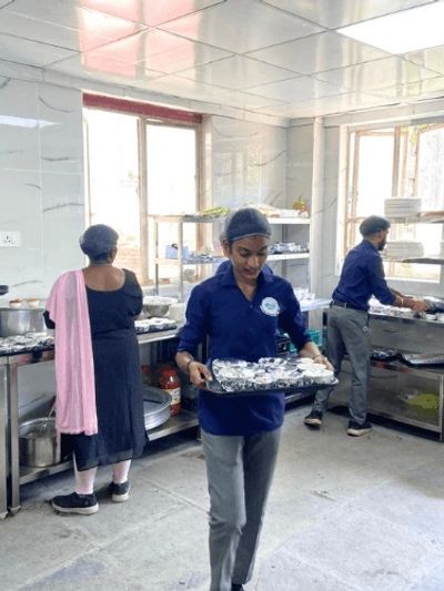Cibus Soul staff delivering in-patient meal tray — hospital catering and patient nutrition services 