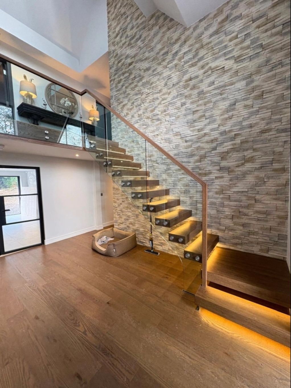 Oak Cantilevered Staircase with Open Treads