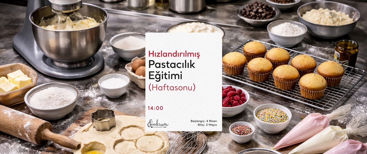 Pastacılık eğitimi için mutfak malzemeleri ve pişmiş kekler hazırlanmış.