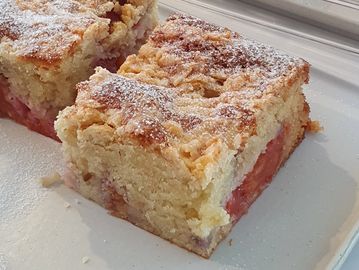 Plum traybake