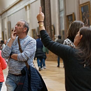 Visitors on a Louvre Highlights tour in theGrande gallery