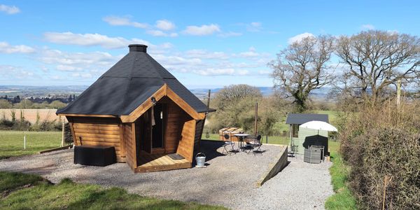 Raffles Lodge with wood burning hot tub and summer house to site out in if the rain should fall