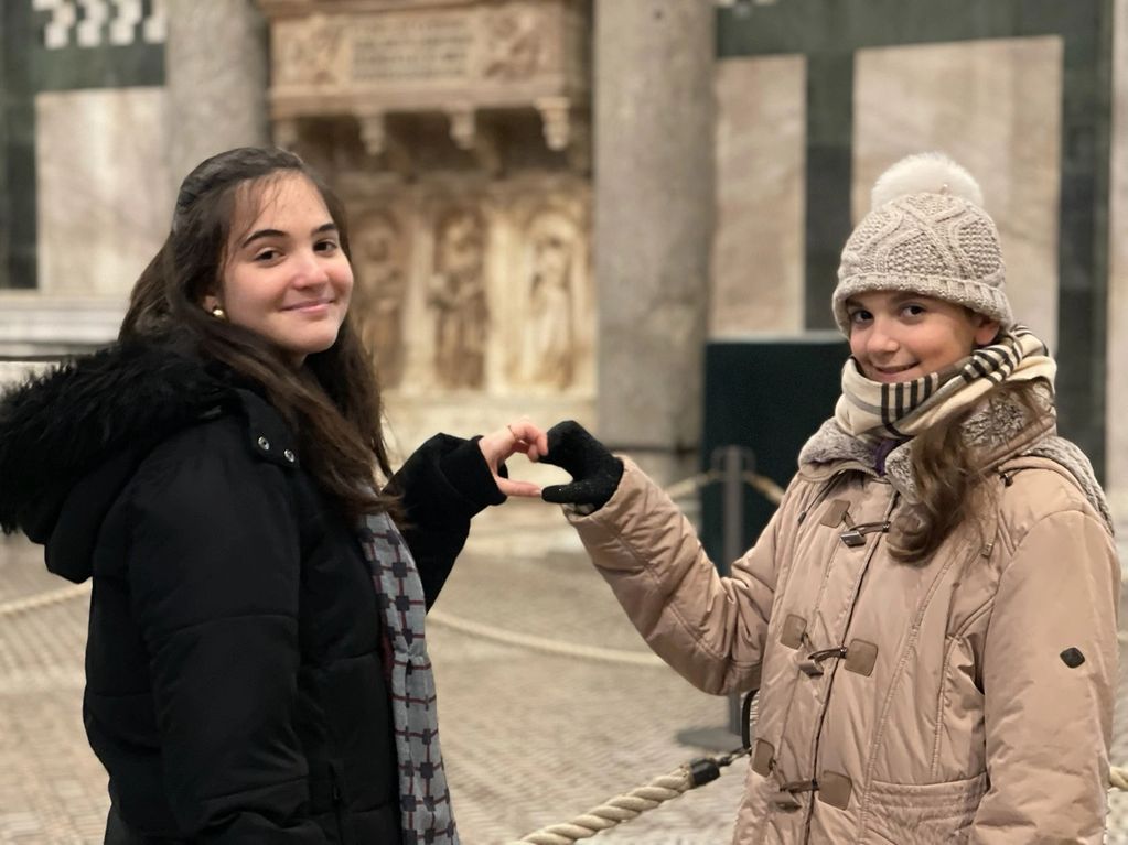 Με μια καρδούλα αγάπης ευχόμαστε ΚΑΛΗ ΧΡΟΝΙΑ!
Ιωάννα και Ειρήνη Σοφία