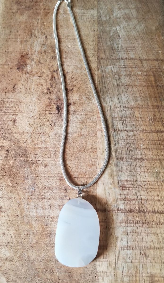 White agate deals pendant