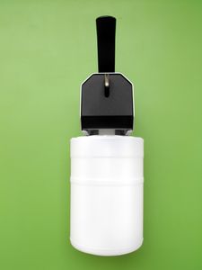 AR100
Wall mounted dispenser for flat top gallon bottles