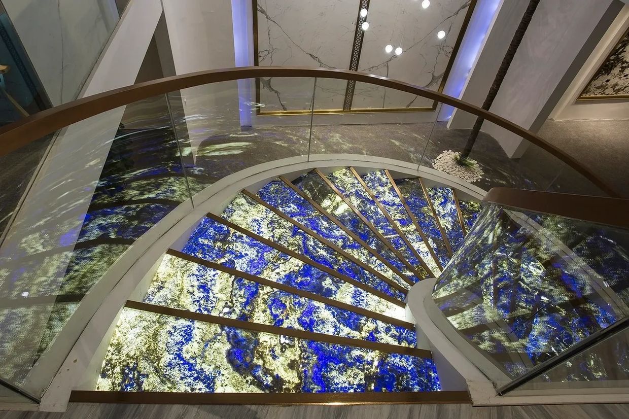 Stairs made of lumi stone can automatically light up the steps to enhance the sense of luxury.