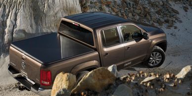 Rigidek EZlift bakkie tonneau cover on a Volkswagen Amarok double Cab.