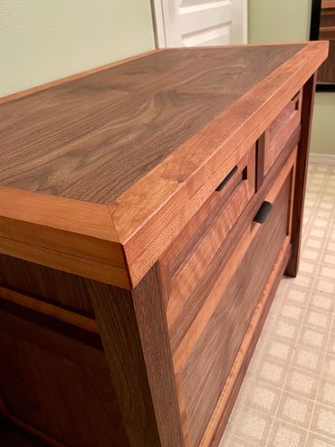 We build your custom hardwood tables and furniture using traditional joinery.