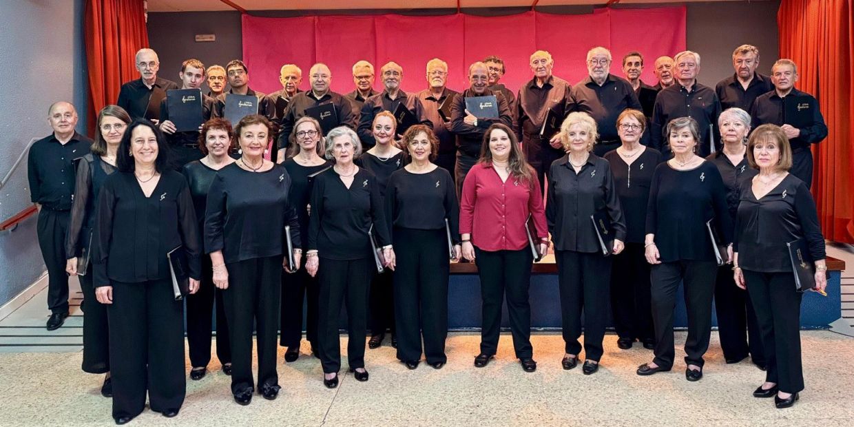 Gran grupo posando en coro.