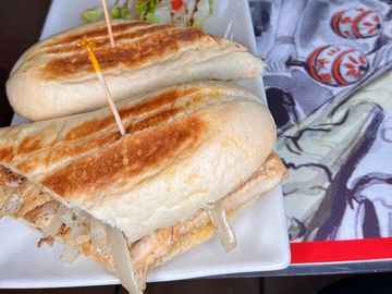 sandwich pollo, chicken sandwich, hvana grill cuban restaurant