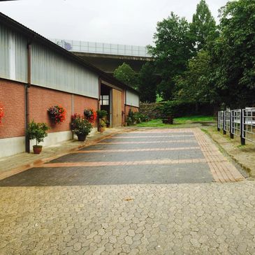 5 Paddockboxen im Innenhof