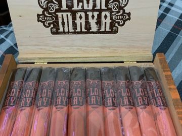 Flor Maya Maduro — Uses a Honduran Maduro wrapper (well-fermented for darker, richer character).