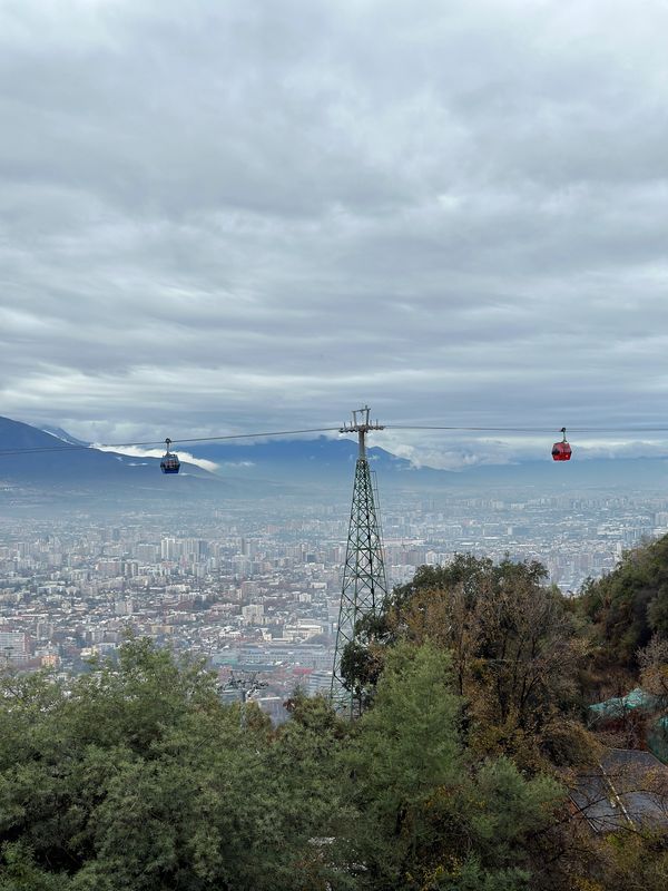 vista de el teleférico de el parque metropolitano y panoramica de santiago