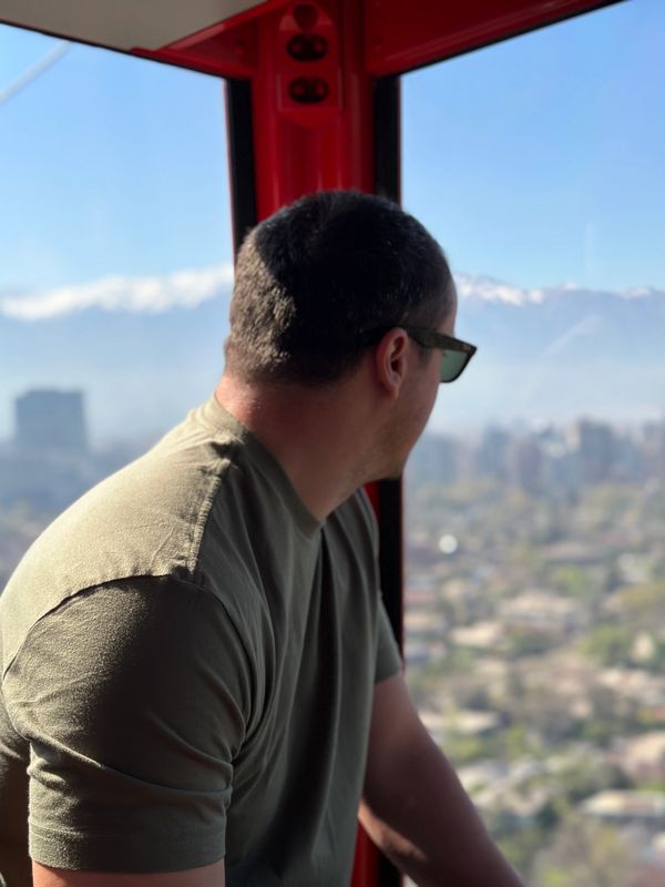 turista observando santiago desde el carro de el teleférico de santiago