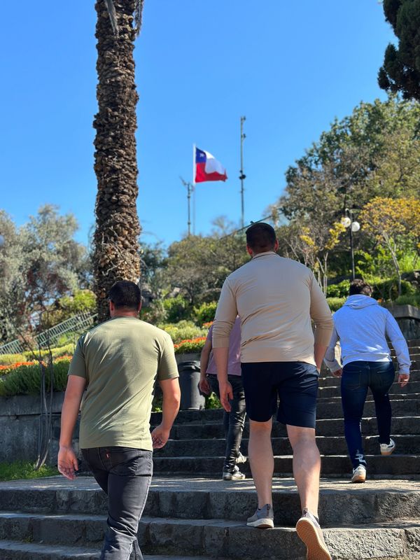 turistas disfrutando de una caminata en el Cerro San Cristóbal