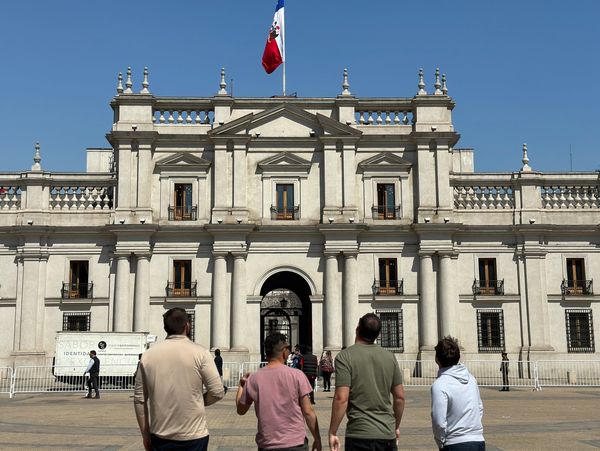 turistas de www.belocalchiíe.com contemplando el palacio de la moneda