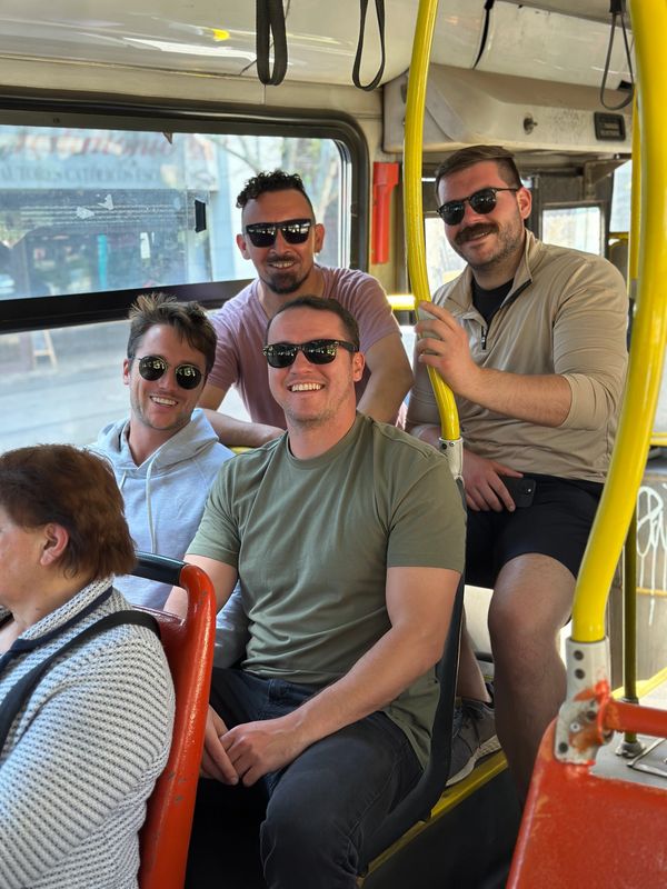 descubriendo santiago desde un bus de la red local de transporte publico