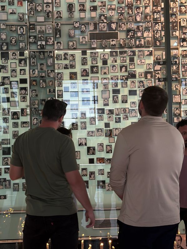 turistas de be local visitando el museo de la memoria y los derechos humanos.