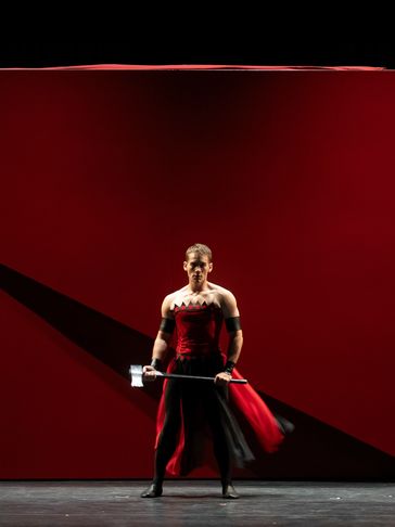 Turandot, opening scene, executioner