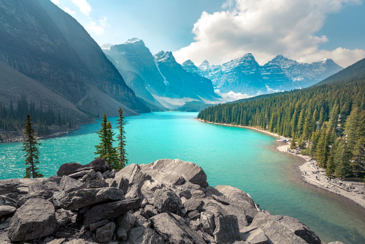 The colour of the lake is always visible The colour of the lake is always visible