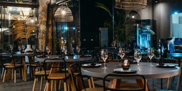 espaço do restaurante com vista para o mar em ilhabela com as mesas postas para comida peruvian