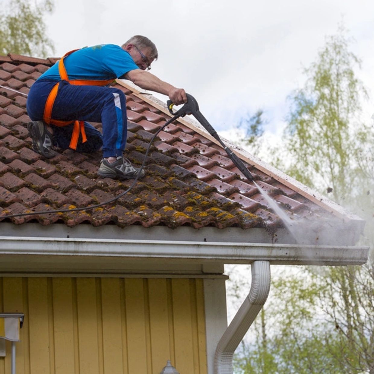 Gutter Cleaner Service Near Me La Verne thumbnail