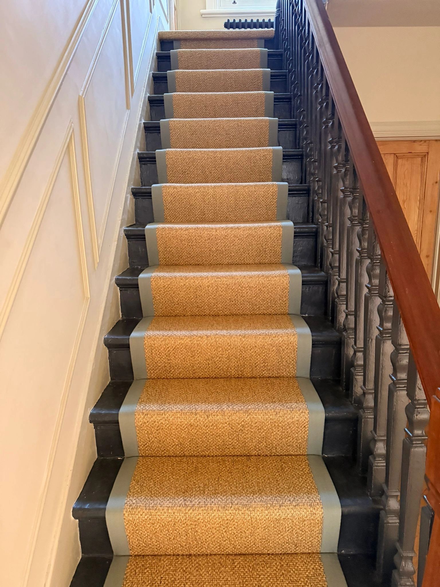 Alternative flooring Anywhere Ca-rPET Panama, colour 8302 with Frosted Pine 1033 edge tape