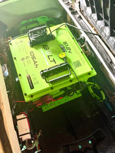 Green BOLT 512V 105Ah battery installed.
