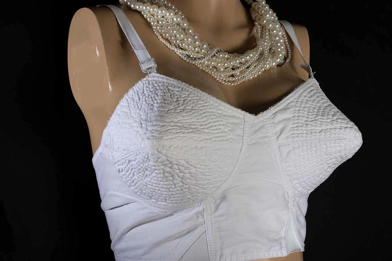 Bullet bra – a 50s fashion that still gets people talking! ”Bullet bra