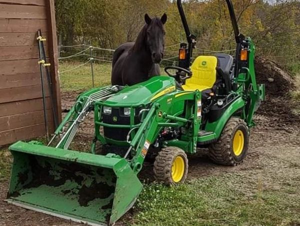 Le tracteur John Deere 1025R, l'outil idéal pour nettoyer les enclos à chevaux!