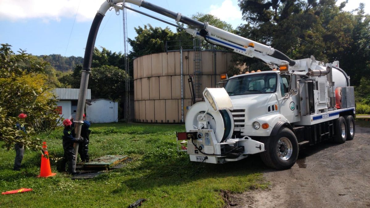 CAMIÓN VACTOR VAC-CON 3797 (RENTA POR JORNADA DE 8 HORAS)