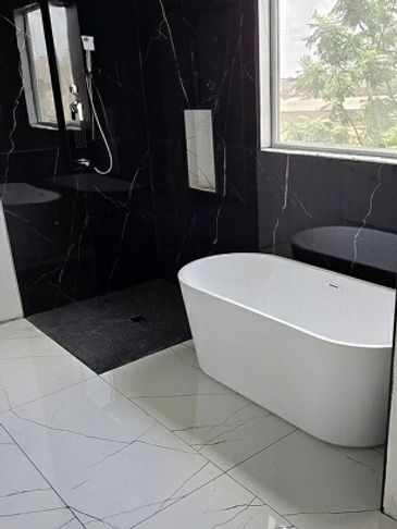 Modern bathroom with black and white marble design.