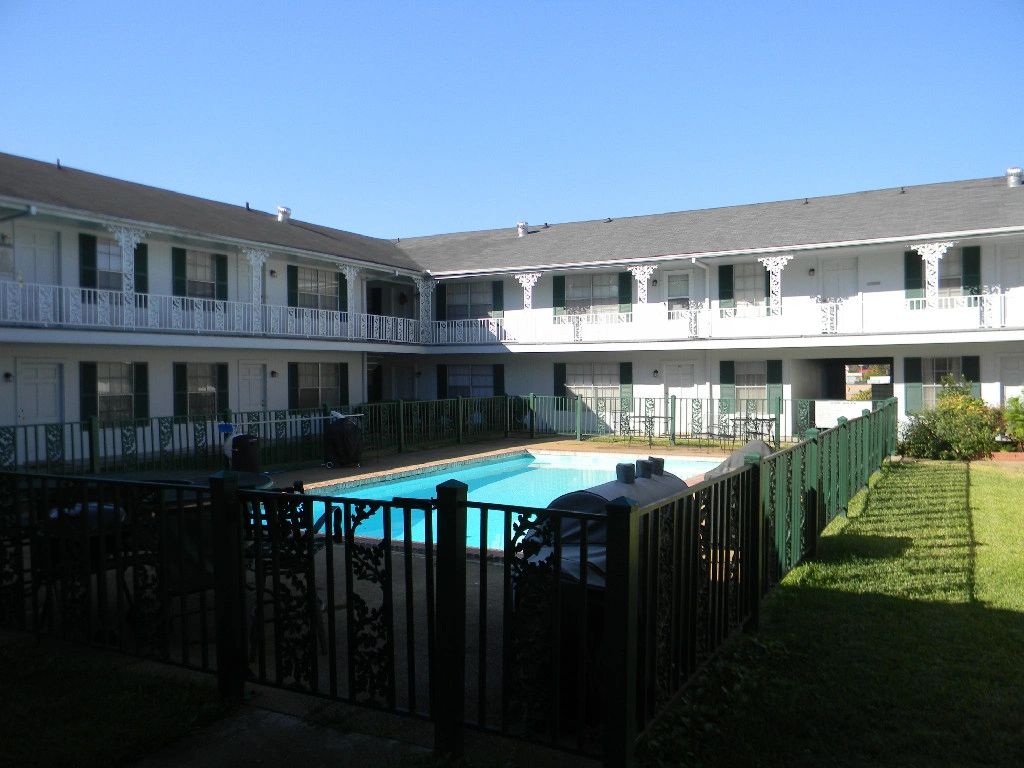 Apartments For Rent -- Plantation Manor Apartments