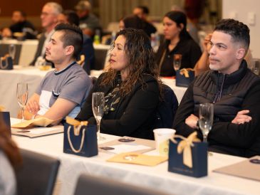 Personas atentas en una conferencia.