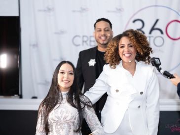 Tres personas sonriendo en un evento.