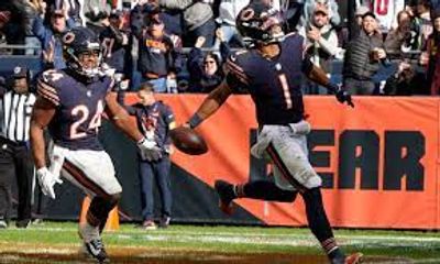 Justin Fields throws first TD pass, Bears' defense dominates Raiders 20-9