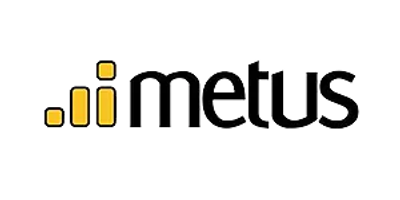Logotipo da Metus com barras amarelas e texto preto.