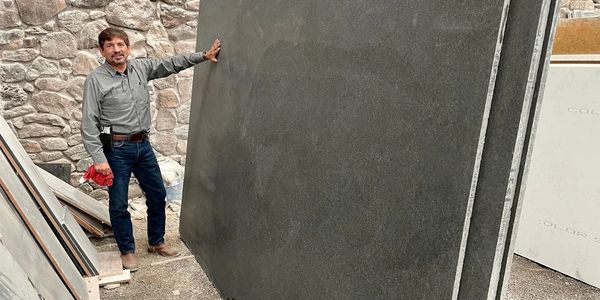 Felipe experto en granito