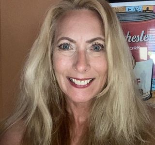 Donalee Hills image holistic wellness. Certified Holistic Life Coach. Certified Reiki Master. 