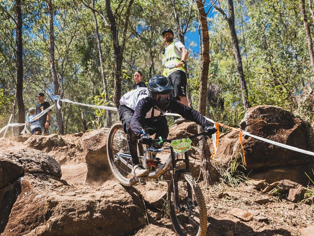 mountain bike; downhill; race