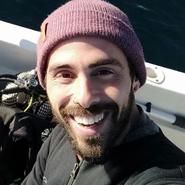 Chico sonriendo en una barca en el mar.