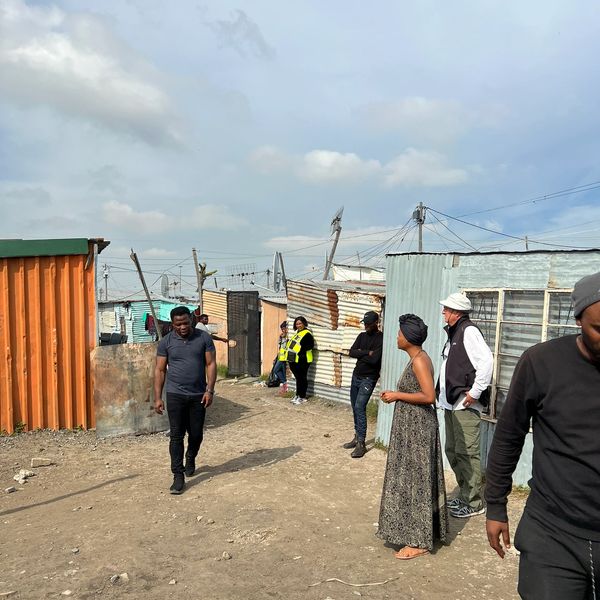 David Ayeni directing a scene in Khayelitsha with Lesedi Job