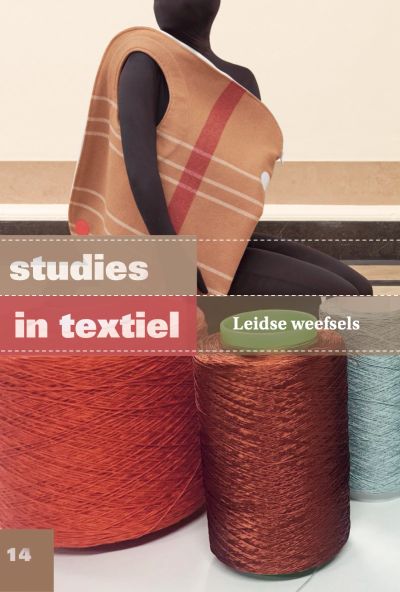 Cover van een textielstudieboek met garens en een gemodelleerde textielkunstwerk.