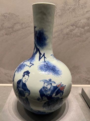 青花紅古美術 中国 故宮博物院証明書付。青花紅釉貼花花卉壺 壺 置物