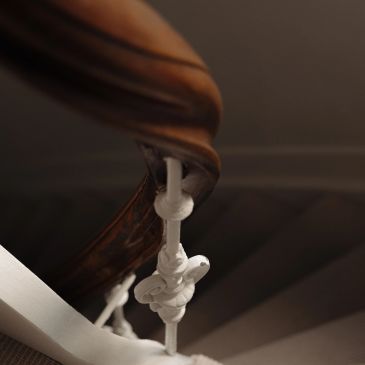 Wit geknoopt touw als balustrade op een trap.