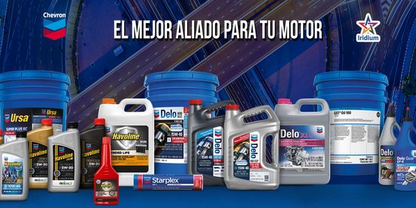 Variety of Chevron motor oils and lubricants with slogan in Spanish.