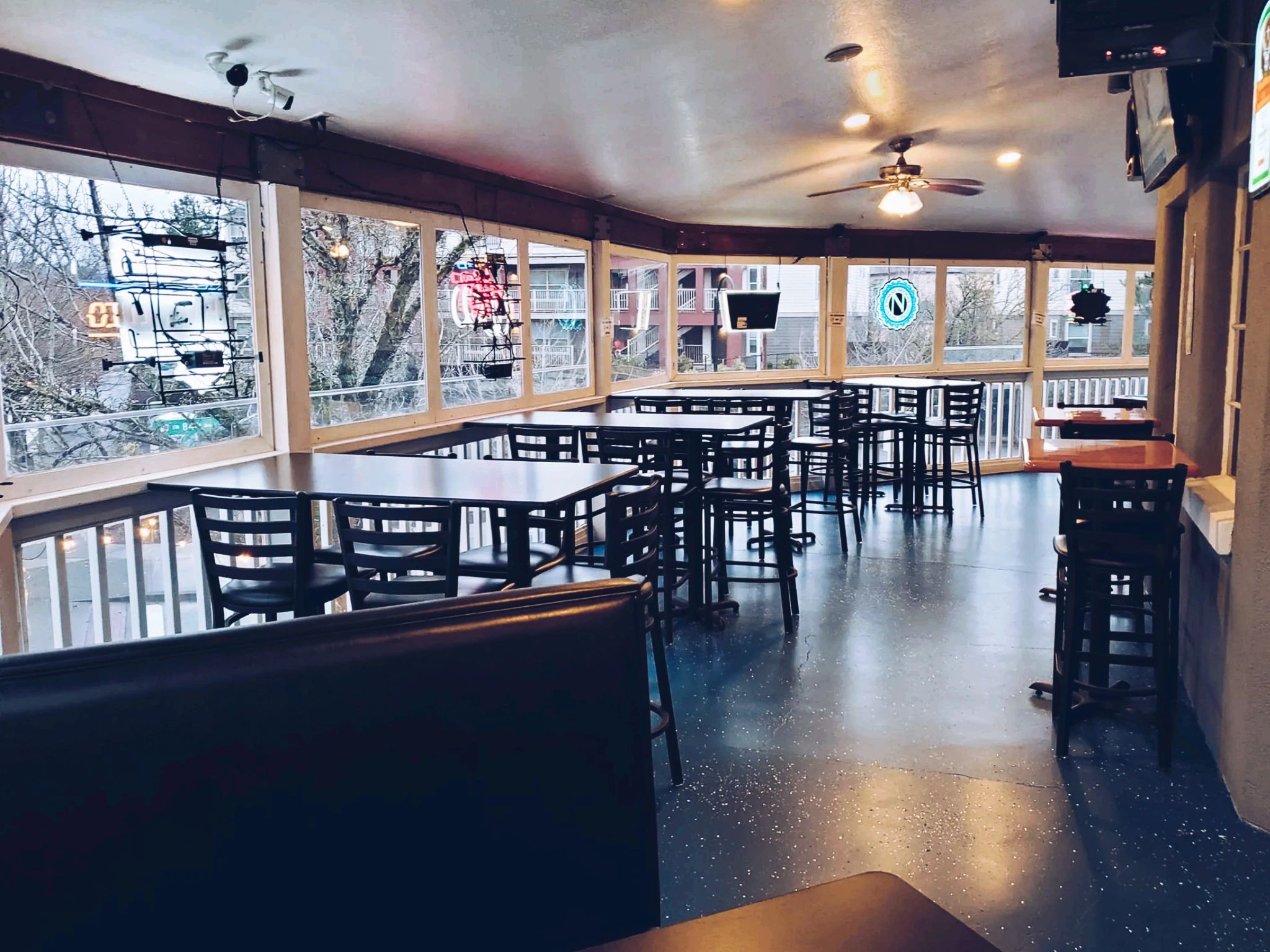 Tualatin Station Bar and Grill - Bar & grill restaurant in Tualatin, OR