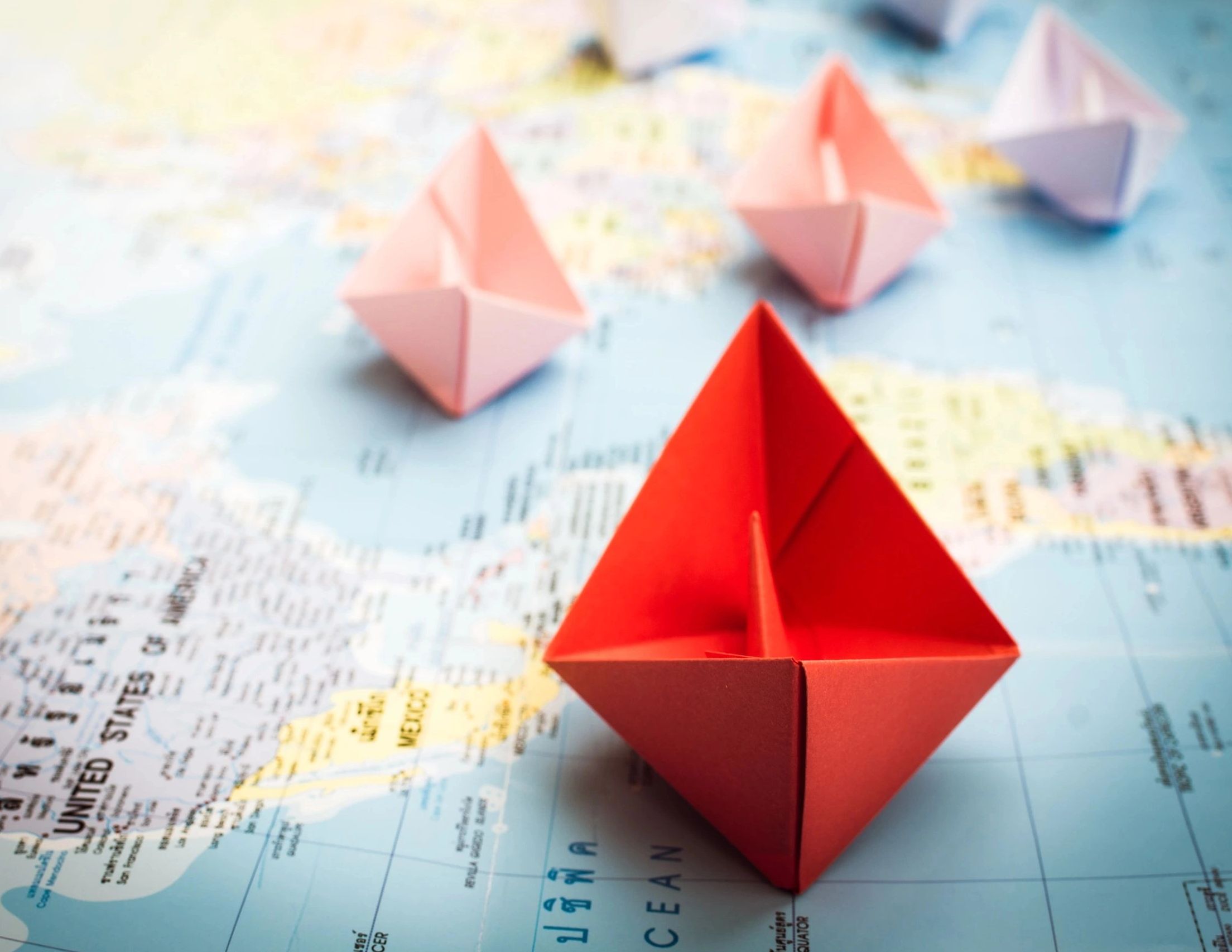 Barcos de papel en un mapa del mundo.